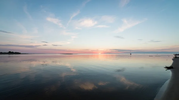 Krásné letní západ slunce u řeky s modrou oblohu, červené a oran — Stock fotografie