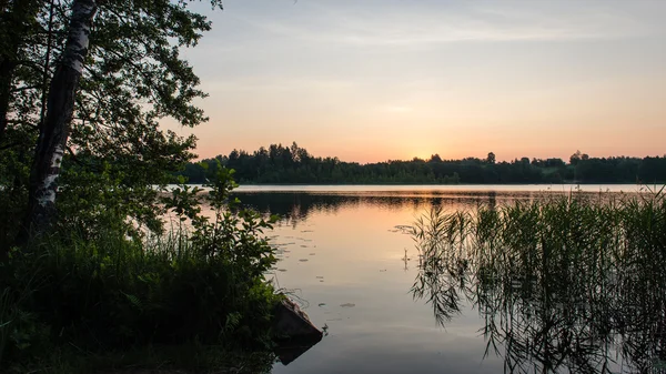 Schöner Sommersonnenuntergang am See mit blauem Himmel, rot und orangen — Stockfoto