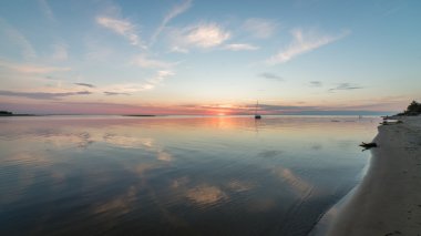 Nehrin mavi gökyüzü, kırmızı ile batımında güzel yaz ve oran