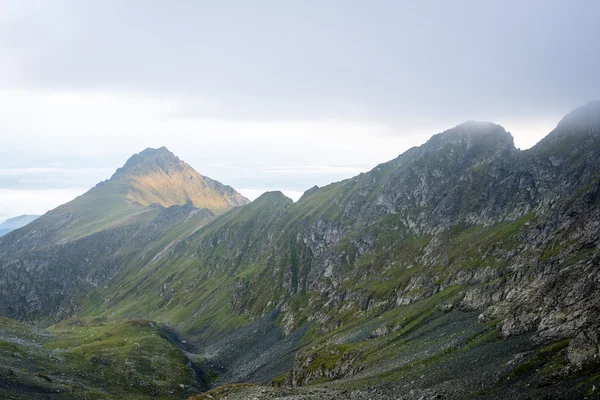 Montañas Fagaras en el sur de los Cárpatos, Rumania — Foto de Stock