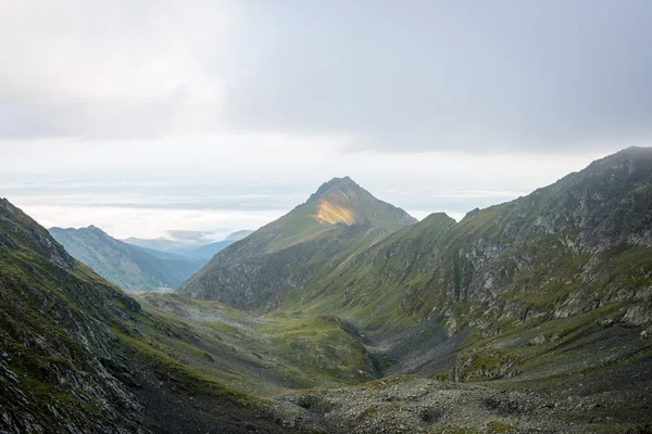 Montañas Fagaras en el sur de los Cárpatos, Rumania — Foto de Stock