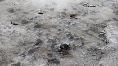 Buz ve kar ile soğuk kışın şelale