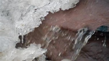Buz ve kar ile soğuk kışın şelale
