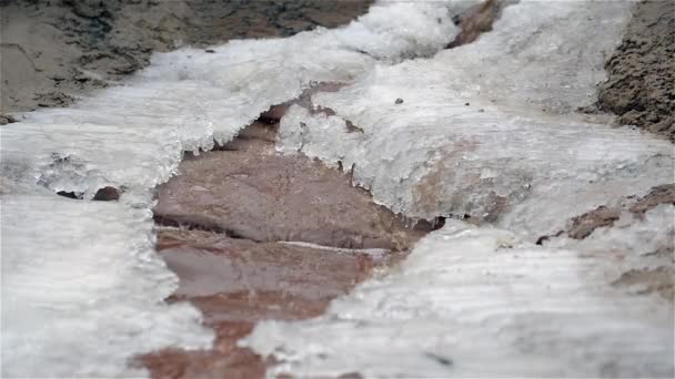 Cascata in inverno fredda con ghiaccio e neve — Video Stock