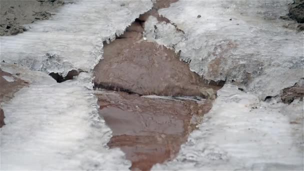 Водопад в зимний холод со льдом и снегом — стоковое видео