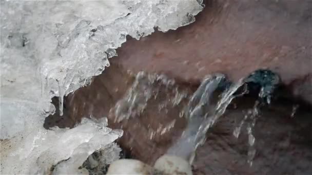 Cascata in inverno fredda con ghiaccio e neve — Video Stock