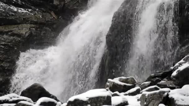 Vodopád v zimě studené s ledem a sněhem — Stock video