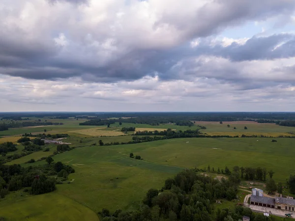Krajobraz Wiejski Drogami Polami Zielonymi Latem Pod Zachmurzonym Niebem — Zdjęcie stockowe