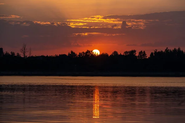 Magnifique Coucher Soleil Rouge Sur Lac Avec Herbe Sur Devant — Photo