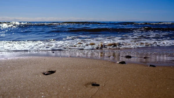 Морський Берег Літньому Пляжі Блакитними Хвилями Води Піском Камінням Галькою — стокове фото