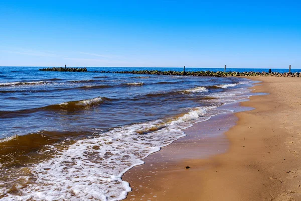 Brzeg Morza Lecie Plaża Niebieskimi Falami Wodnymi Piaskiem Kamieniami Kamykami — Zdjęcie stockowe