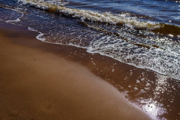 Yazın Kumsalda Mavi Dalgaları Kayalar Çakıl Taşlarıyla Kumlar — Stok fotoğraf