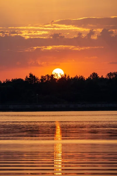 Piękny Czerwony Zachód Słońca Nad Jeziorem Trawą Forefround — Zdjęcie stockowe