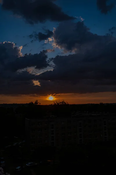 Schöner Roter Sonnenuntergang Über Dem See Mit Gras Auf Der — Stockfoto