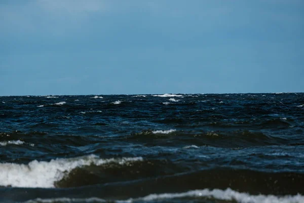 Plaża Morska Białym Piaskiem Błękitną Wodą Przed Burzą Fale Białymi — Zdjęcie stockowe