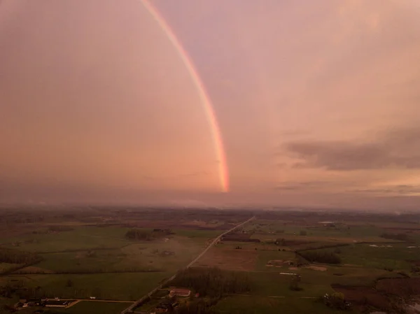 Hermoso Arco Iris Sobre Caminos Rurales Después Tormenta Lluvia Cielo —  Fotos de Stock