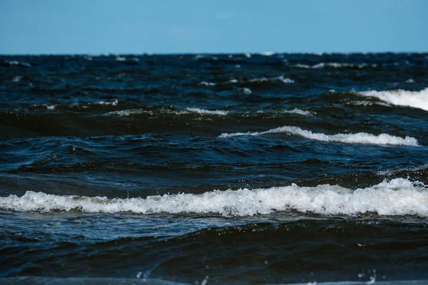 Plaża Morska Białym Piaskiem Błękitną Wodą Przed Burzą Fale Białymi — Zdjęcie stockowe