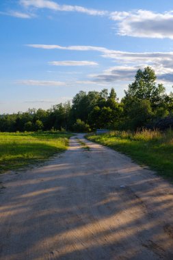 Gökyüzünde toz ve güneş ışınları olan sonsuz güzel taşra yolu. Geleceği gezmek