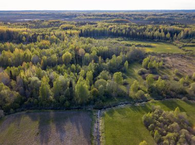 Yazlık alanlar, kırsal bölgelerdeki yollar güzel gökyüzü ve bulutlu İHA görüntülerinden