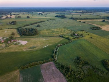 Yazlık alanlar, kırsal bölgelerdeki yollar güzel gökyüzü ve bulutlu İHA görüntülerinden