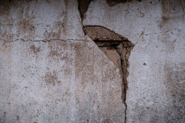 Eski beton binadaki çatlamış duvarlar hüzünlü dramatik bir soyutlama.