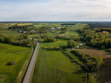Yazlık alanlar, kırsal bölgelerdeki yollar güzel gökyüzü ve bulutlu İHA görüntülerinden