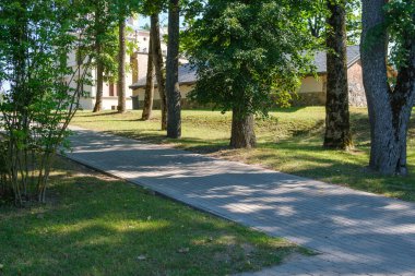 Gökyüzünde toz ve güneş ışınları olan sonsuz güzel taşra yolu. Geleceği gezmek