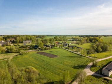 Yazlık alanlar, kırsal bölgelerdeki yollar güzel gökyüzü ve bulutlu İHA görüntülerinden
