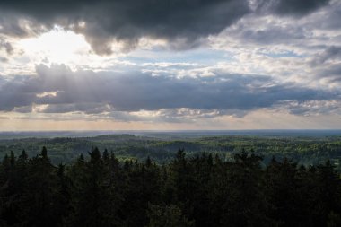 Tarlaların ve şehirlerin üzerinde dramatik, kırmızı, karanlık, dramatik bulutlar var.