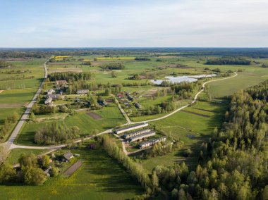 Yazlık alanlar, kırsal bölgelerdeki yollar güzel gökyüzü ve bulutlu İHA görüntülerinden