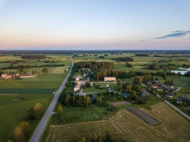 Yazlık alanlar, kırsal bölgelerdeki yollar güzel gökyüzü ve bulutlu İHA görüntülerinden