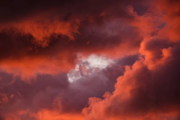 戏剧化的红色黄昏笼罩着田野和城市 有着鲜明的戏剧性的云彩 — 图库照片