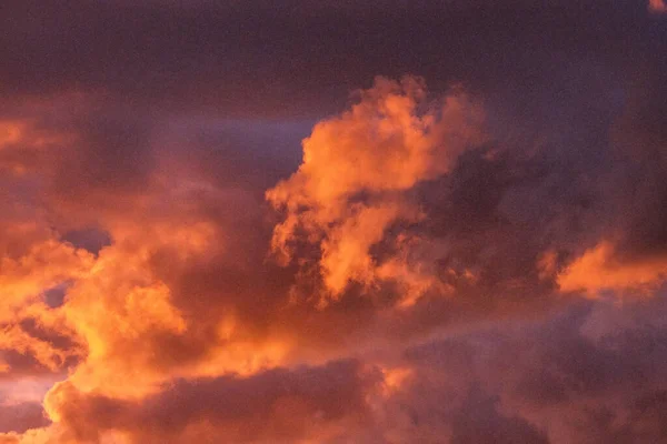 Drammatico Tramonto Rosso Scuro Sui Campi Città Con Distinte Nuvole — Foto Stock
