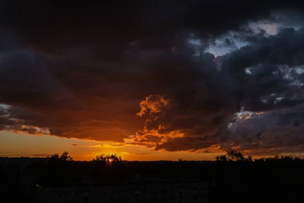 Dramático Pôr Sol Escuro Vermelho Sobre Campos Cidades Com Nuvens — Fotografia de Stock