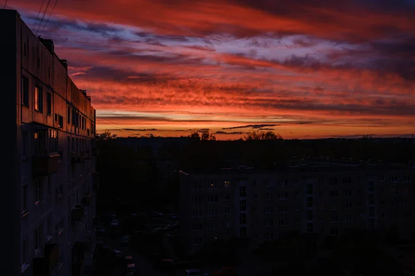 Δραματική Κόκκινο Σκούρο Ηλιοβασίλεμα Πάνω Από Πεδία Και Τις Πόλεις — Φωτογραφία Αρχείου