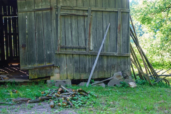 Stare Wnętrze Budynku Drewnianymi Deskami Ceglaną Ścianą Czerwono Brązową — Zdjęcie stockowe