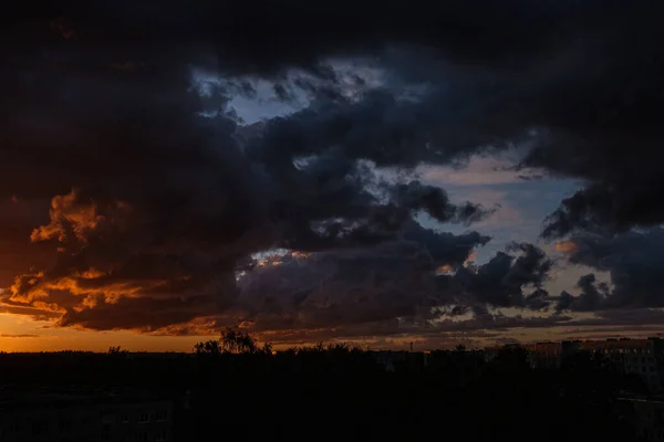 Dramatyczny Czerwony Ciemny Zachód Słońca Nad Polami Miastami Wyraźnymi Chmurami — Zdjęcie stockowe
