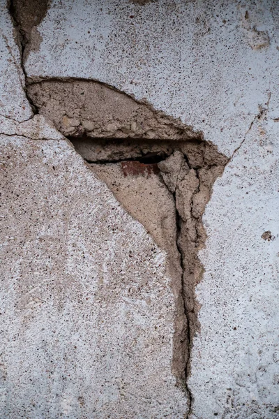 콘크리트 건물에 부서진 벽들은 비극적 추상적 슬픔으로 찌그러져 — 스톡 사진