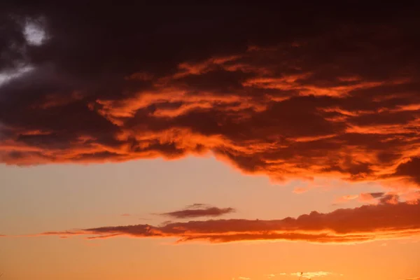 Drammatico Tramonto Rosso Scuro Sui Campi Città Con Distinte Nuvole — Foto Stock