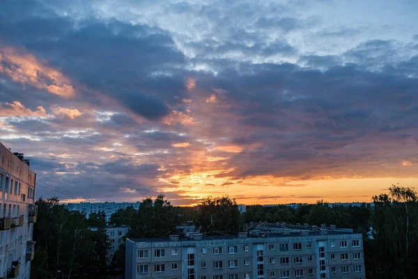 Drammatico Tramonto Rosso Scuro Sui Campi Città Con Distinte Nuvole — Foto Stock