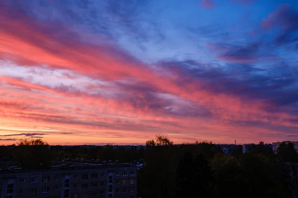 Dramatický Červený Tmavý Západ Slunce Nad Poli Městy Výraznými Dramatickými — Stock fotografie