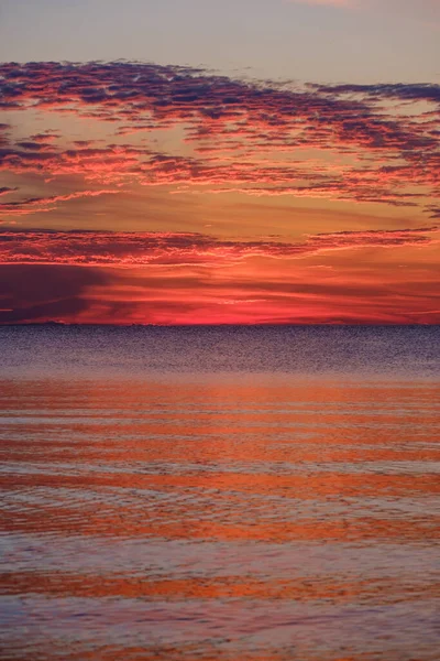 Dramático Atardecer Rojo Oscuro Sobre Los Campos Ciudades Con Distintas — Foto de Stock