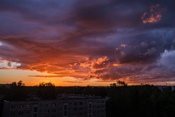 Dramático Atardecer Rojo Oscuro Sobre Los Campos Ciudades Con Distintas — Foto de Stock