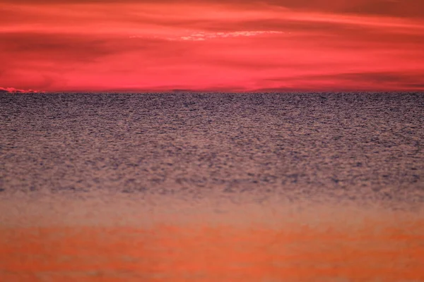 Dramático Pôr Sol Escuro Vermelho Sobre Campos Cidades Com Nuvens — Fotografia de Stock