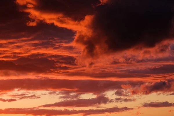 Drammatico Tramonto Rosso Scuro Sui Campi Città Con Distinte Nuvole — Foto Stock