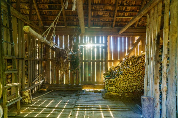 Altbauinterieur Mit Holzdielen Und Ziegelwand Rotbraun — Stockfoto