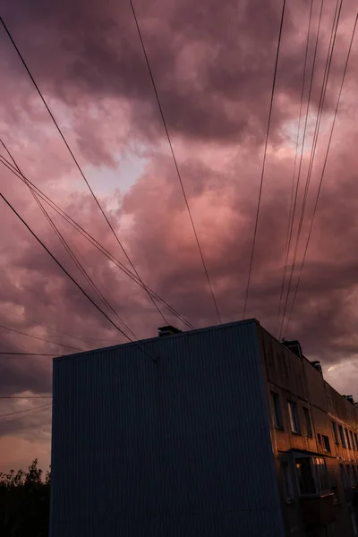 Dramático Pôr Sol Escuro Vermelho Sobre Campos Cidades Com Nuvens — Fotografia de Stock