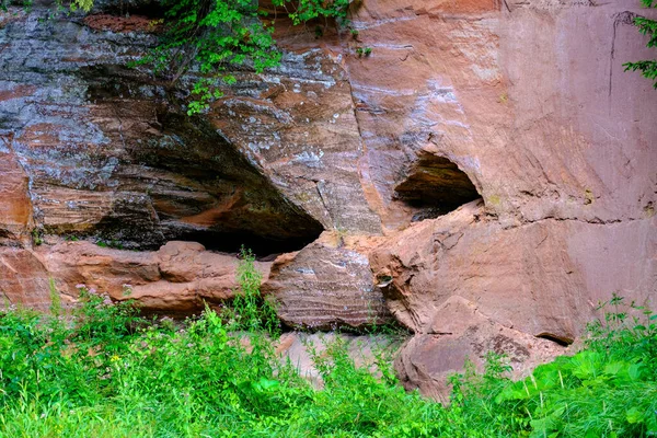 Sandstensklippor Vid Floden Amata Lettland Sommarvattenbäck Med Höga Nivåer Och — Stockfoto