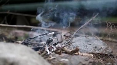 Ateş odunları açık havada şöminede yanıyor. 