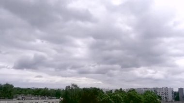 Şehrin çatılarında bulut zamanlaması